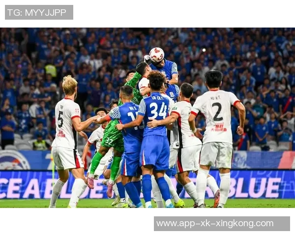 前国安主帅塞蒂恩亲临拉帕比赛现场与赫塞比埃拉等球星亲密合影